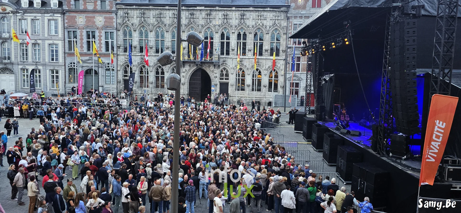 Public sur la Grand-Place de Mons devant l’Hôtel de Ville avant le concert – concert de Salvatore Adamo, Fêtes de Wallonie 2026, Grand-Place de Mons