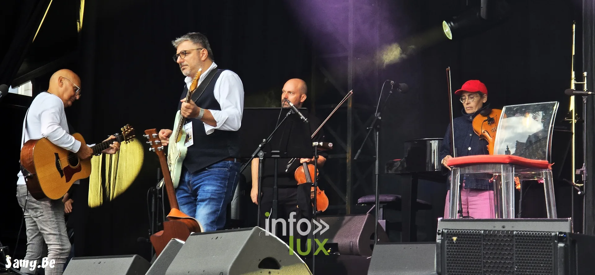 Guitaristes et violoniste en répétition sur scène – concert de Salvatore Adamo, Fêtes de Wallonie 2026, Grand-Place de Mons
