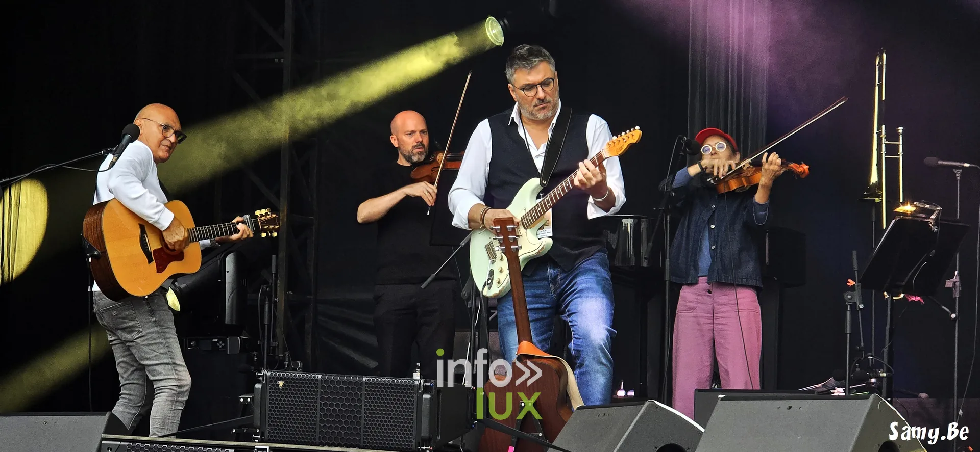 Guitaristes et violonistes pendant les balances – concert de Salvatore Adamo, Fêtes de Wallonie 2026, Grand-Place de Mons