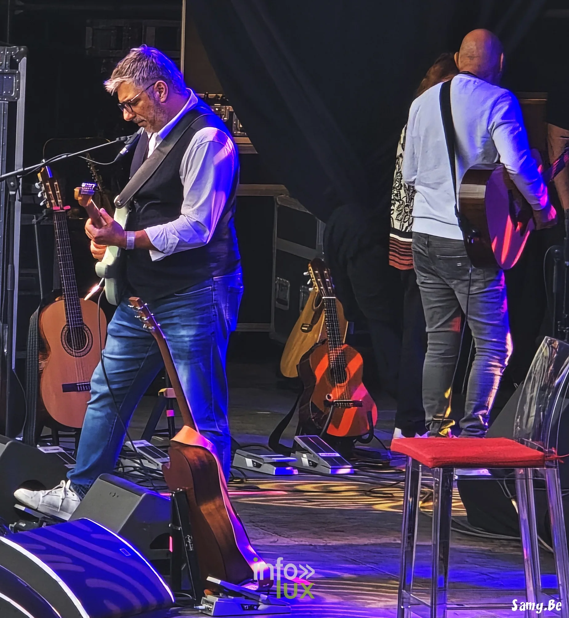 Deux guitaristes pendant les balances – concert de Salvatore Adamo, Fêtes de Wallonie 2026, Grand-Place de Mons