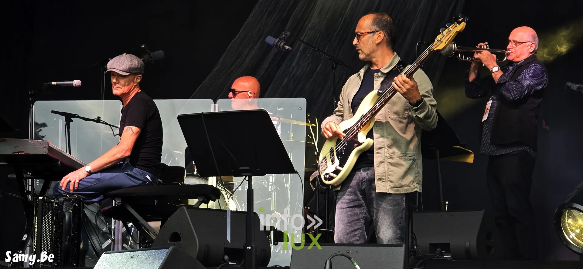 Musiciens au clavier, à la basse et à la trompette pendant les balances – concert de Salvatore Adamo, Fêtes de Wallonie 2026, Grand-Place de Mons