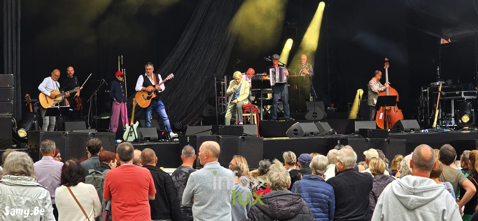 Spectateurs au pied de la scène pendant les répétitions – concert de Salvatore Adamo, Fêtes de Wallonie 2026, Grand-Place de Mons