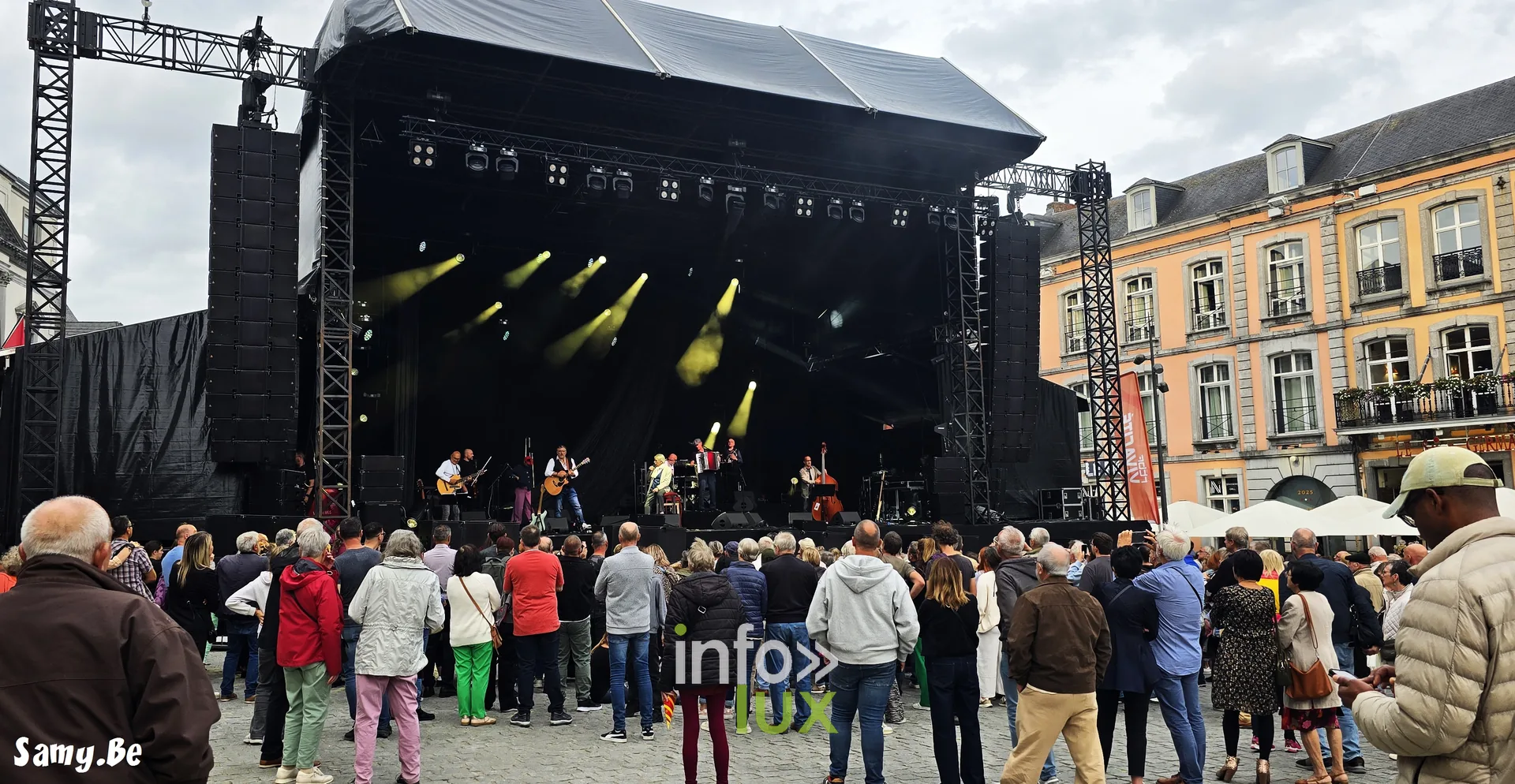Scène de la Grand-Place de Mons et premiers spectateurs pendant les balances – concert de Salvatore Adamo, Fêtes de Wallonie 2026, Grand-Place de Mons