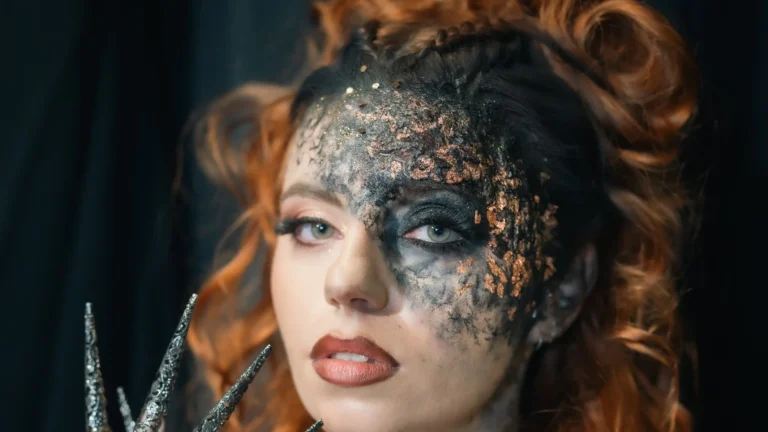 Marine, maquillage de pâte noire et de feuilles bronze et chevelure rousse, show « Les talents de l’ombre » d’Adeline Laubach et Océane Van Damme, Lux Fashion Week 2026, Arlon