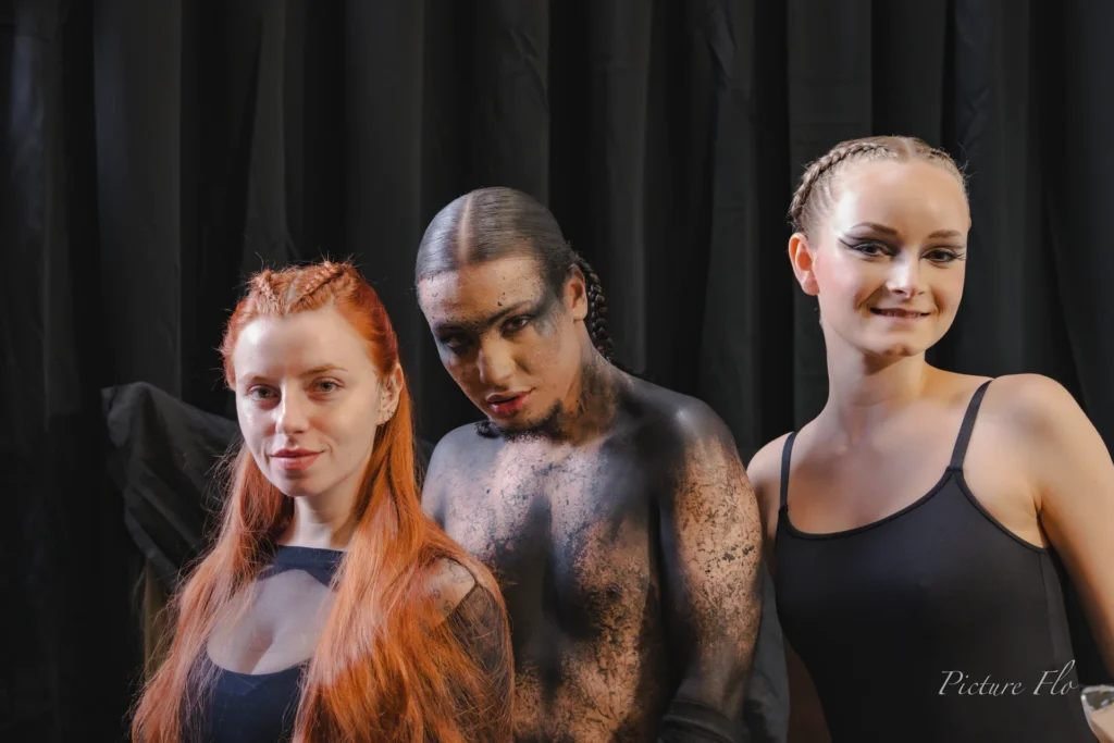 Trois modèles du show « Les talents de l’ombre » en coulisses, dont Youness au torse couvert de noir, Lux Fashion Week 2026, Arlon