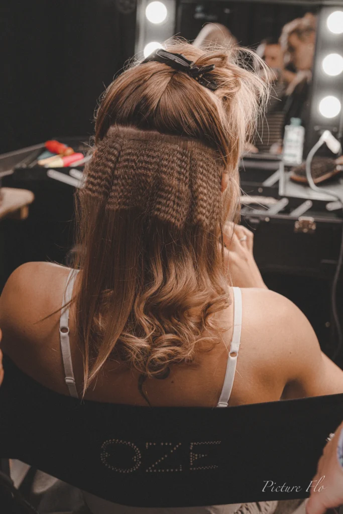 Mèches crêpées sur une chaise de coiffure siglée OZE, coulisses de la Lux Fashion Week 2026, Arlon