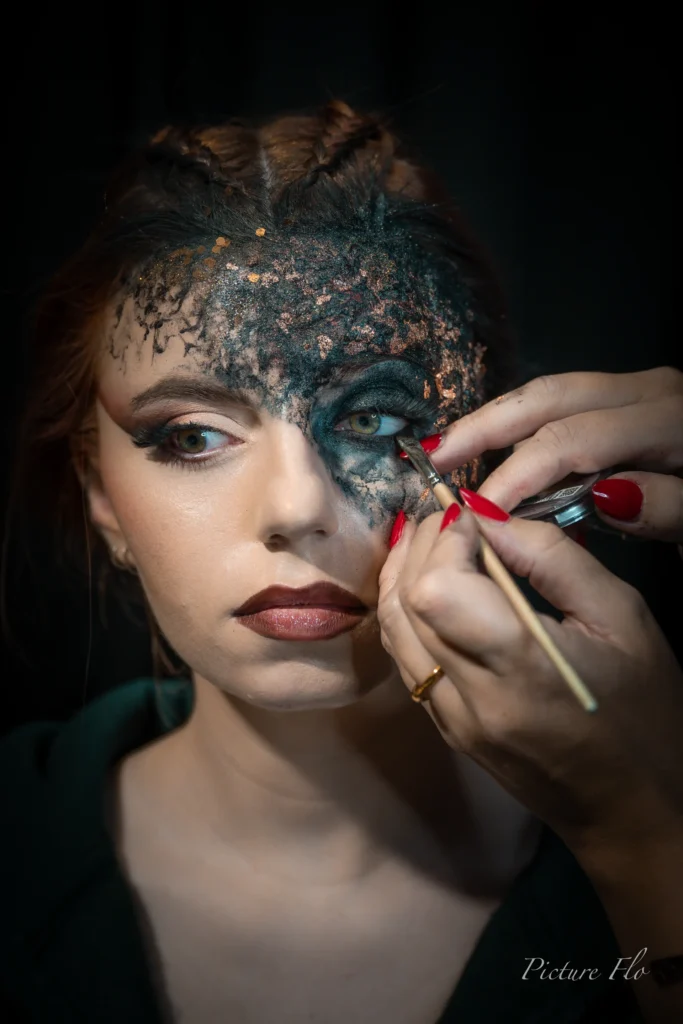 Maquillage au pinceau autour de l’œil de Marine, pâte noire et feuilles bronze, Lux Fashion Week 2026, Arlon