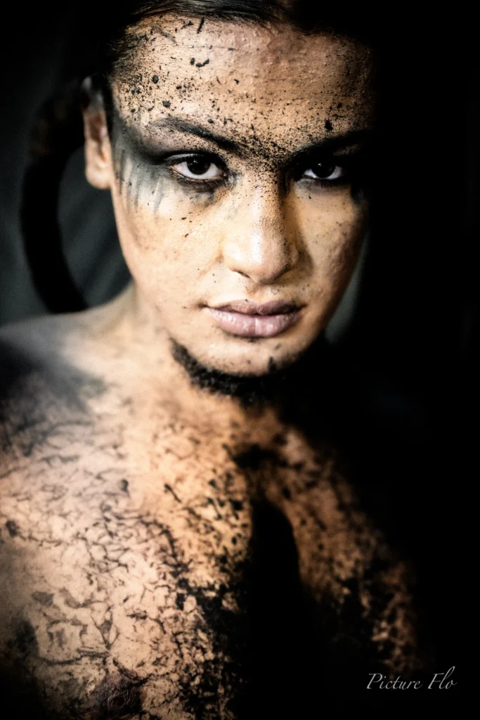 Gros plan de Youness, maquillage noir et bronze sur le visage et le torse, Lux Fashion Week 2026, Arlon