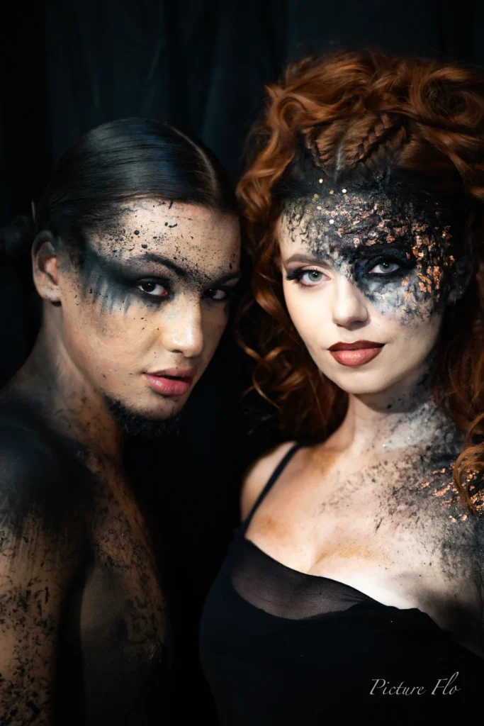 Youness et Marine côte à côte, maquillages noir et bronze, coulisses de la Lux Fashion Week 2026, Arlon