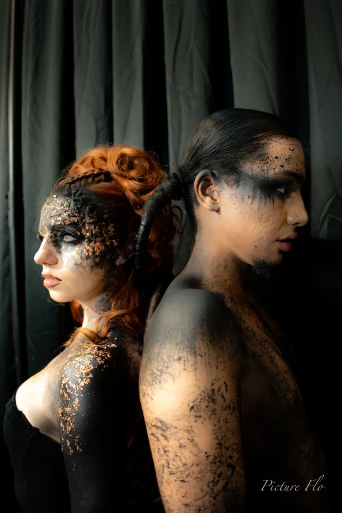 Marine et Youness dos à dos, pâte noire et feuilles bronze sur les épaules, Lux Fashion Week 2026, Arlon