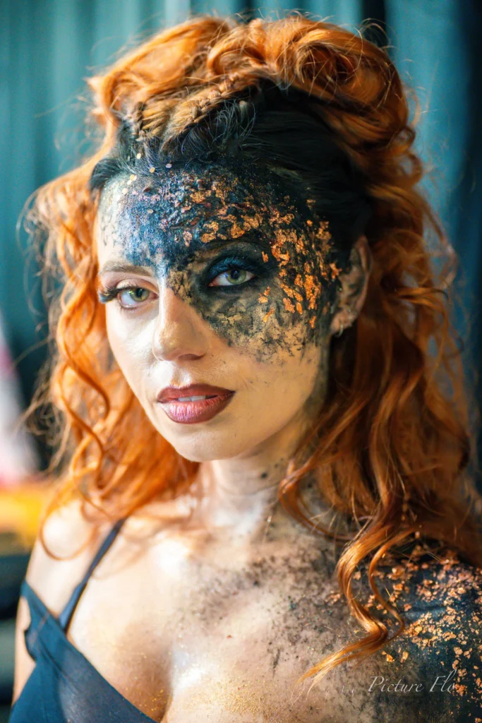 Portrait de Marine, chevelure rousse et masque de pâte noire aux feuilles bronze, Lux Fashion Week 2026, Arlon