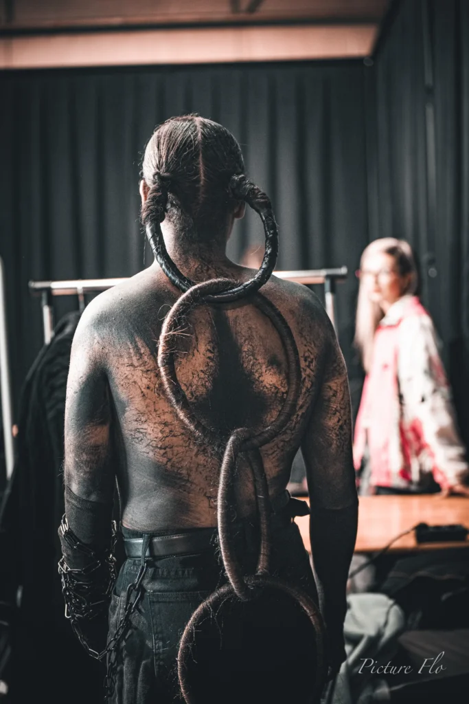 Youness de dos avant l’entrée en scène, anneaux en cheveux, Lux Fashion Week 2026, Arlon