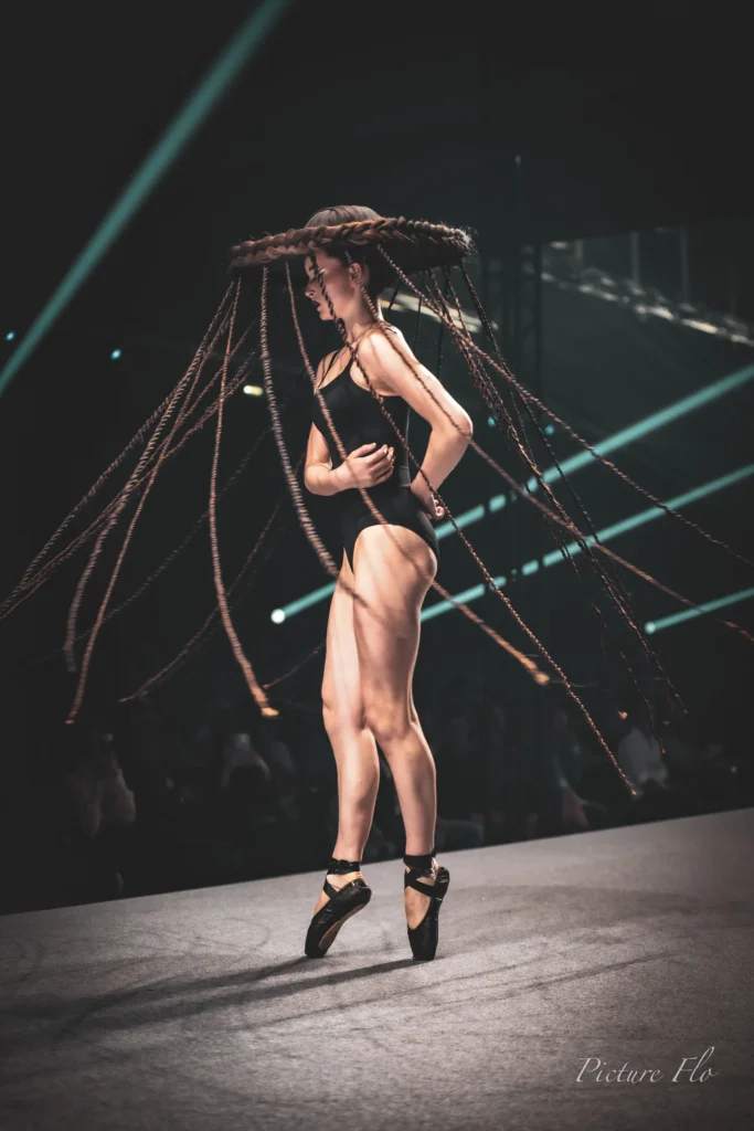 Léa en pointes, tresses du chapeau en mouvement sur le podium, Lux Fashion Week 2026, Arlon
