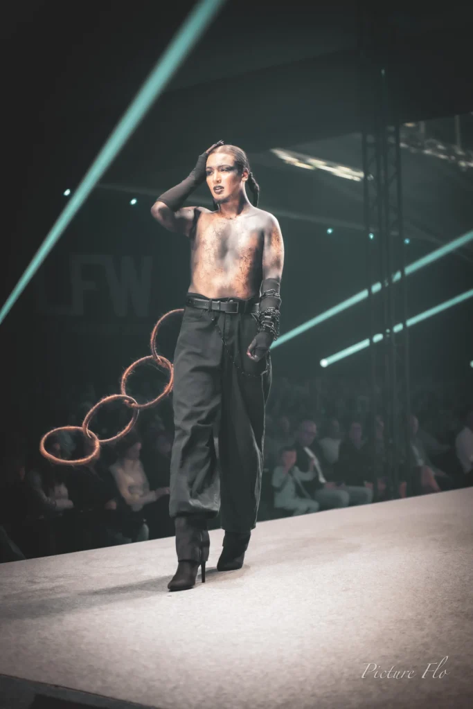 Youness sur le podium avec une chaîne d’anneaux en cheveux, Lux Fashion Week 2026, Arlon
