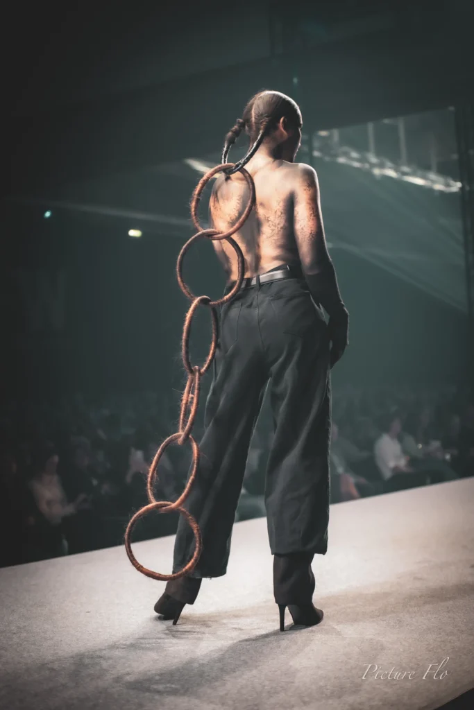 Youness de dos sur le podium, anneaux en cheveux le long du dos, Lux Fashion Week 2026, Arlon
