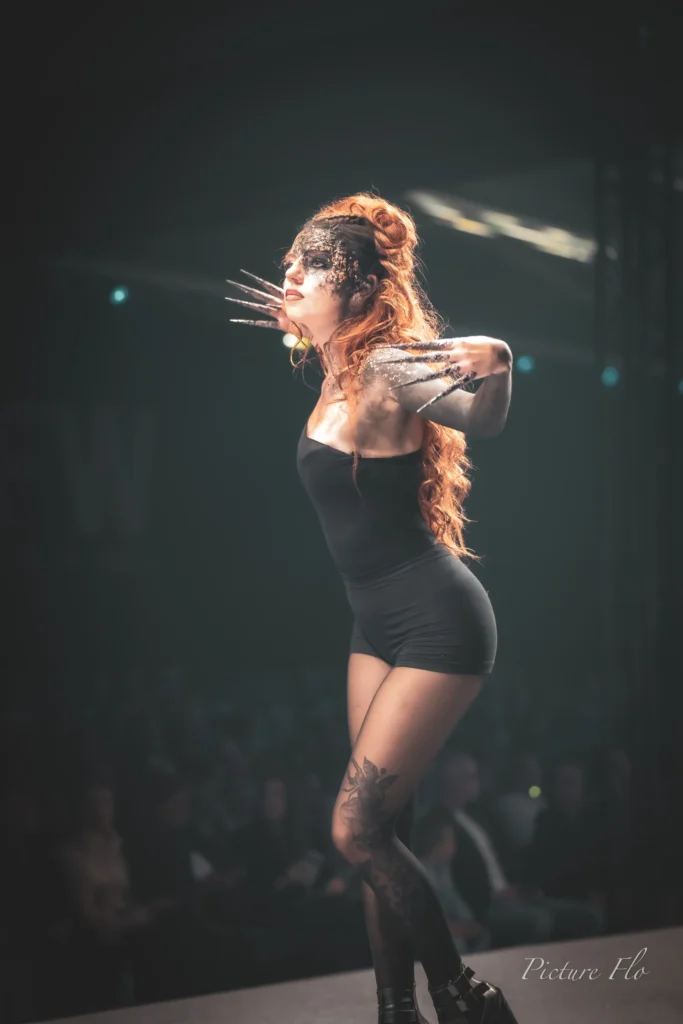 Marine sur le podium, griffes argentées et bras maquillé de noir, Lux Fashion Week 2026, Arlon