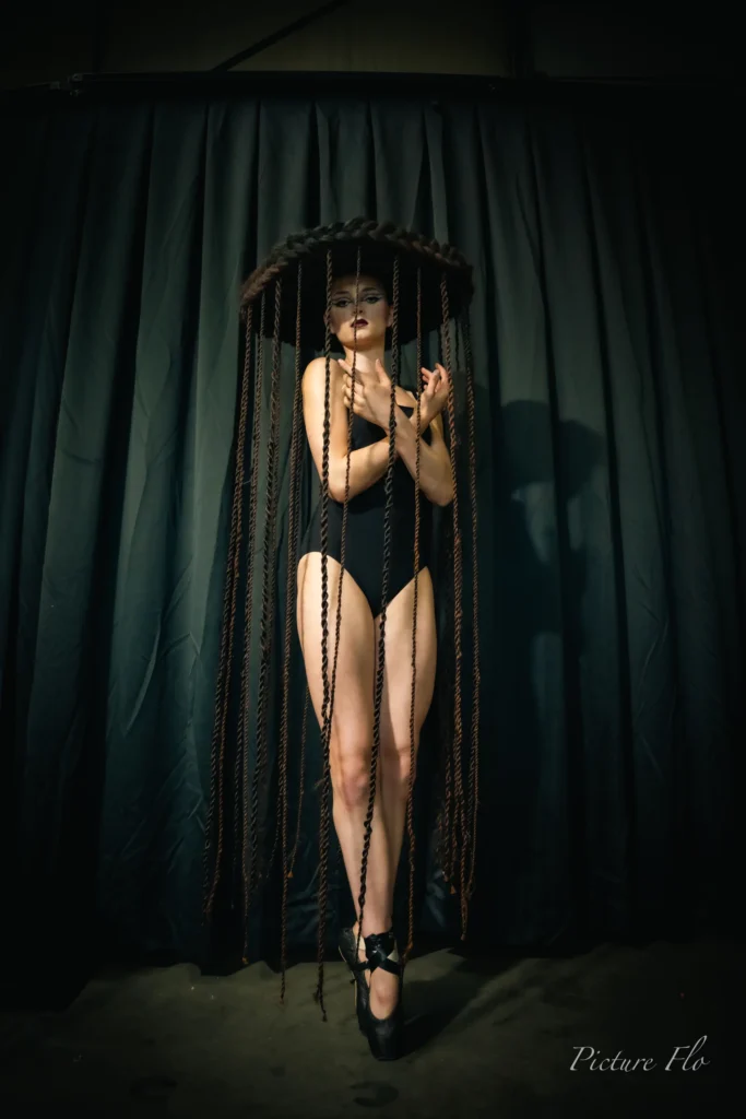 Léa en pointes sous le chapeau de tresses, portrait en studio, Lux Fashion Week 2026, Arlon