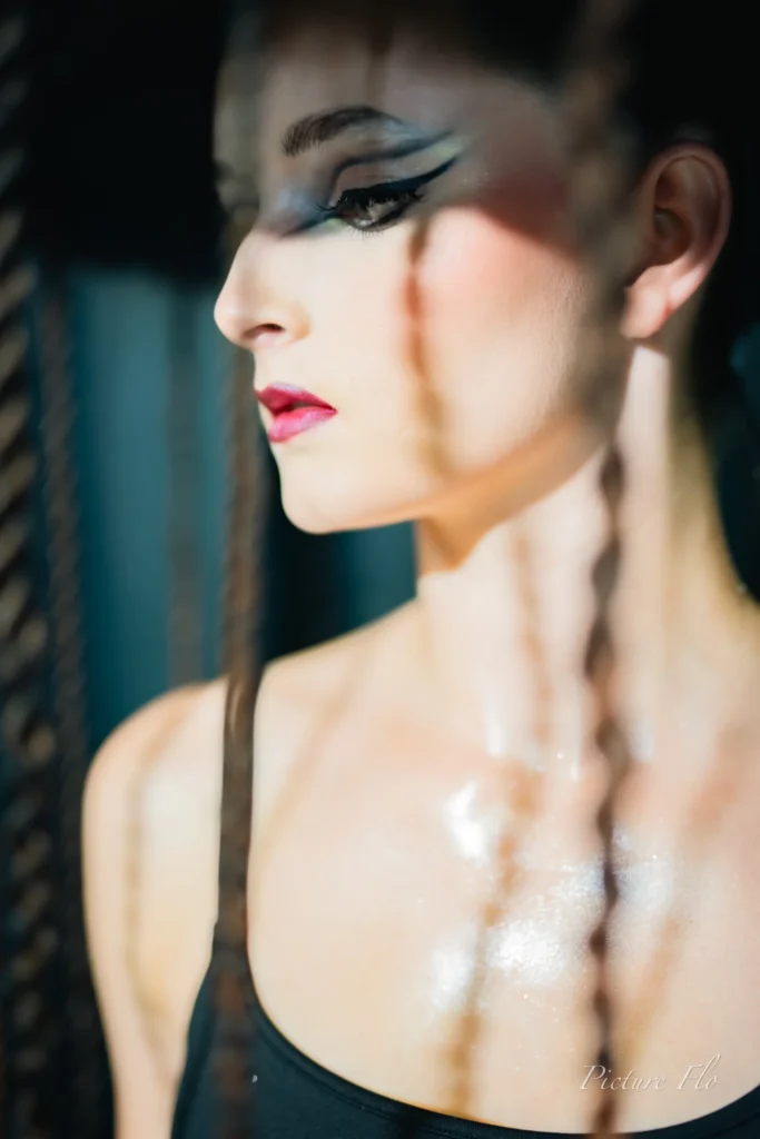 Léa de profil, effet mouillé sur la peau, tresses du chapeau, Lux Fashion Week 2026, Arlon