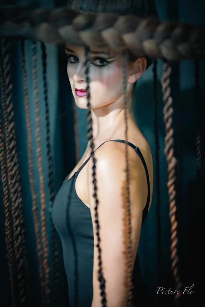 Léa sous le chapeau de tresses, maquillage graphique, portrait en studio, Lux Fashion Week 2026, Arlon