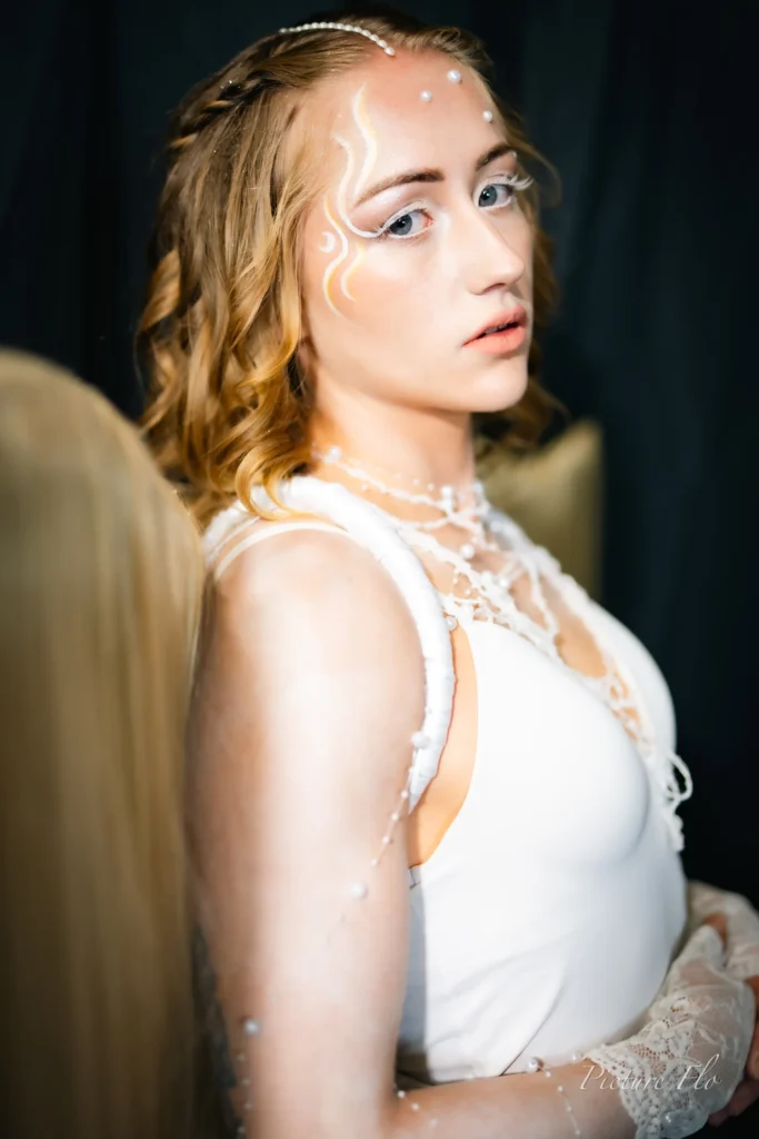 Nova, maquillage blanc et perles sur le visage, portrait en studio, Lux Fashion Week 2026, Arlon