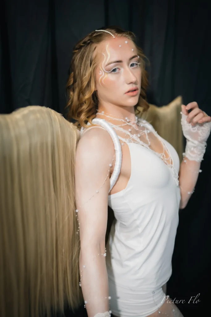 Nova, gant de dentelle et perles, devant ses ailes, portrait en studio, Lux Fashion Week 2026, Arlon