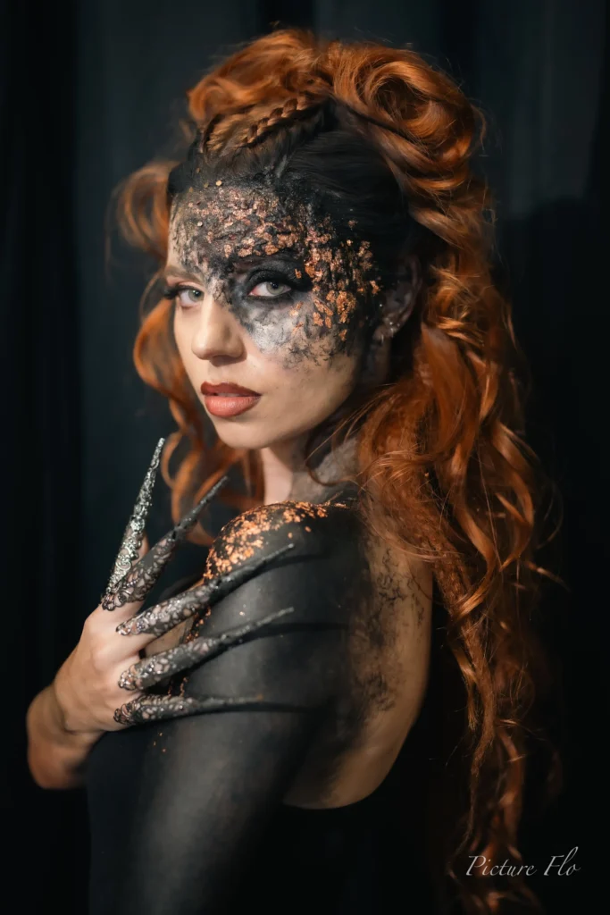 Marine de trois quarts, feuilles bronze sur l’épaule, portrait en studio, Lux Fashion Week 2026, Arlon