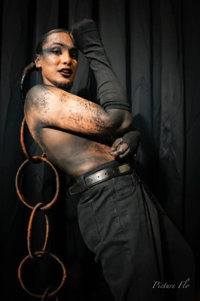 Youness et sa chaîne d’anneaux en cheveux, portrait en studio, Lux Fashion Week 2026, Arlon