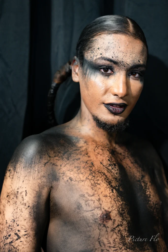 Youness de face, maquillage noir craquelé sur le torse, portrait en studio, Lux Fashion Week 2026, Arlon