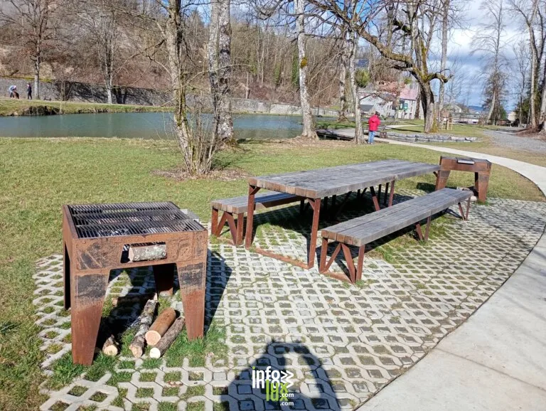 Aire de pique-nique avec barbecue – Parc du Castel Saint-Pierre à Beauraing : aire de pique-nique avec barbecue