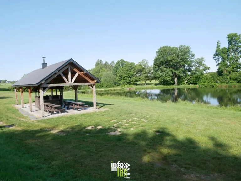 Aire de pique-nique de l”étang d’Ochamps à Libin : aire de pique-nique couverte avec barbecue