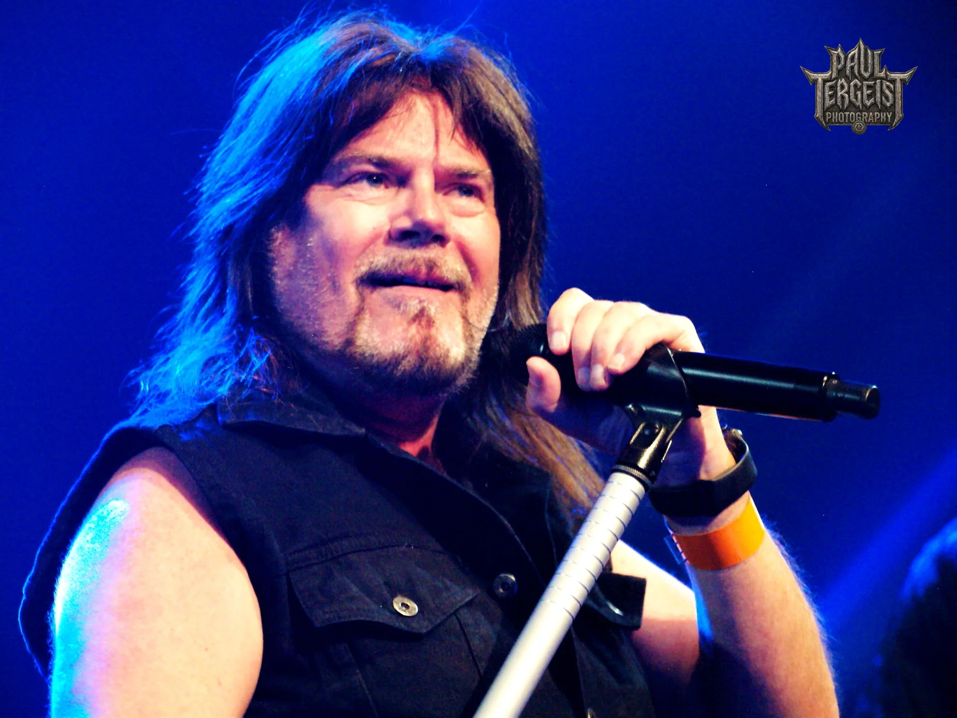 Doogie White chanteur d Alcatrazz au micro au Golden Age Rock Festival 2023 a Chenee