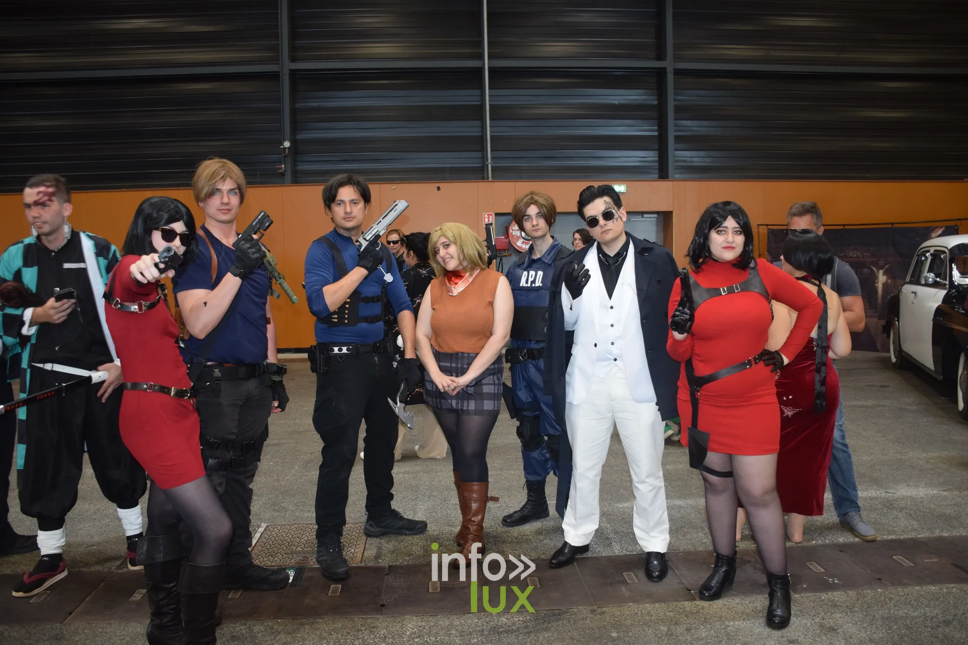 Groupe de cosplayeurs posant dans un hall d'exposition