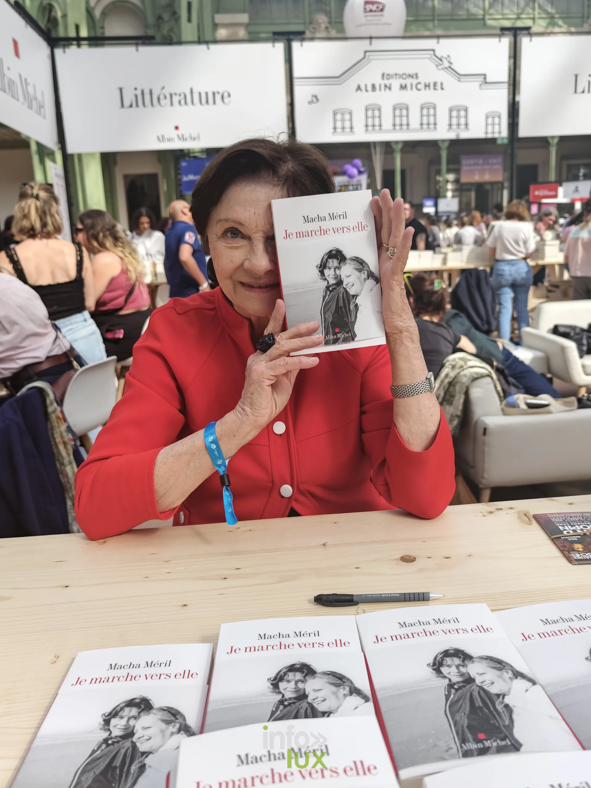 Autrice tenant son livre devant elle au Festival du Livre de Paris