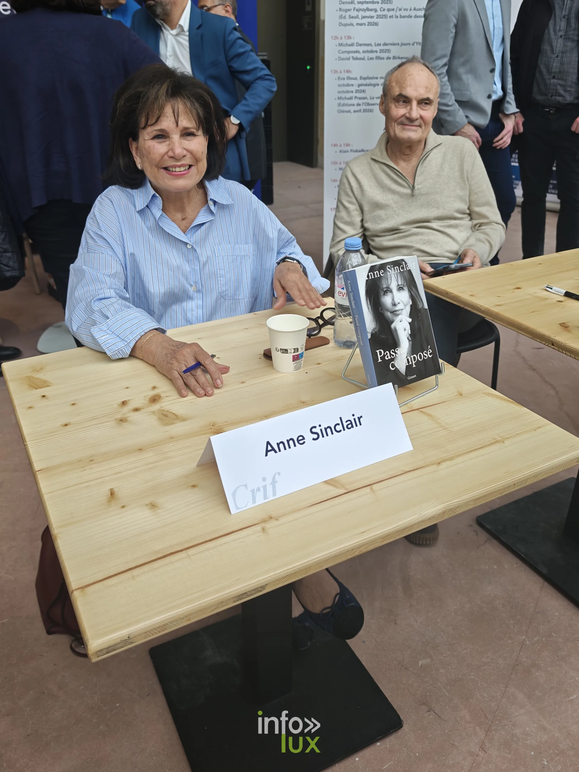 Autrice en seance de dedicaces a une table du Festival du Livre de Paris 2026