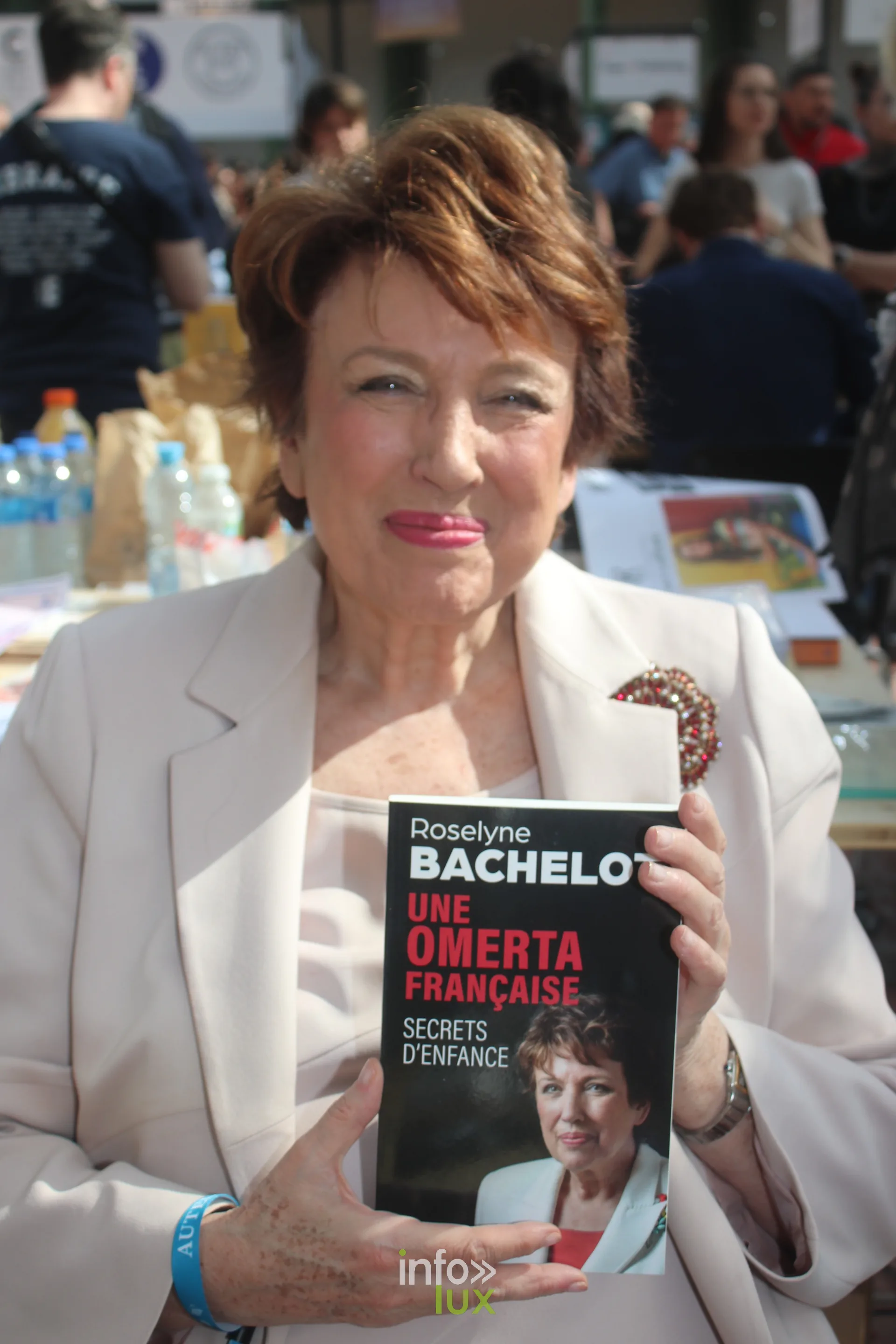 Autrice presentant son livre a une table de dedicaces