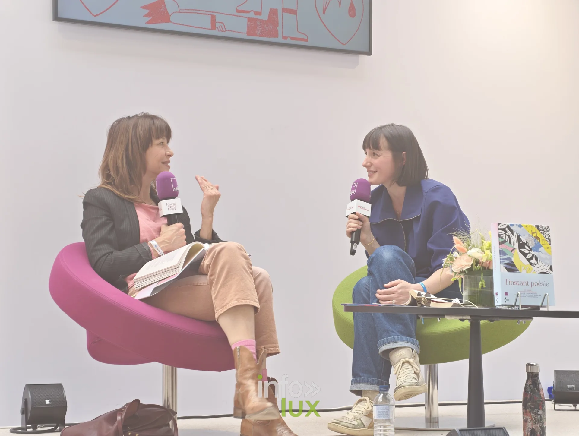 Deux femmes en entretien sur une scene du Festival du Livre de Paris