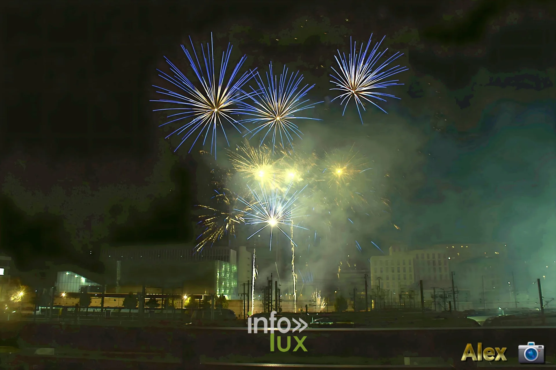 Feu d'artifice bleu et blanc au-dessus d'une ville