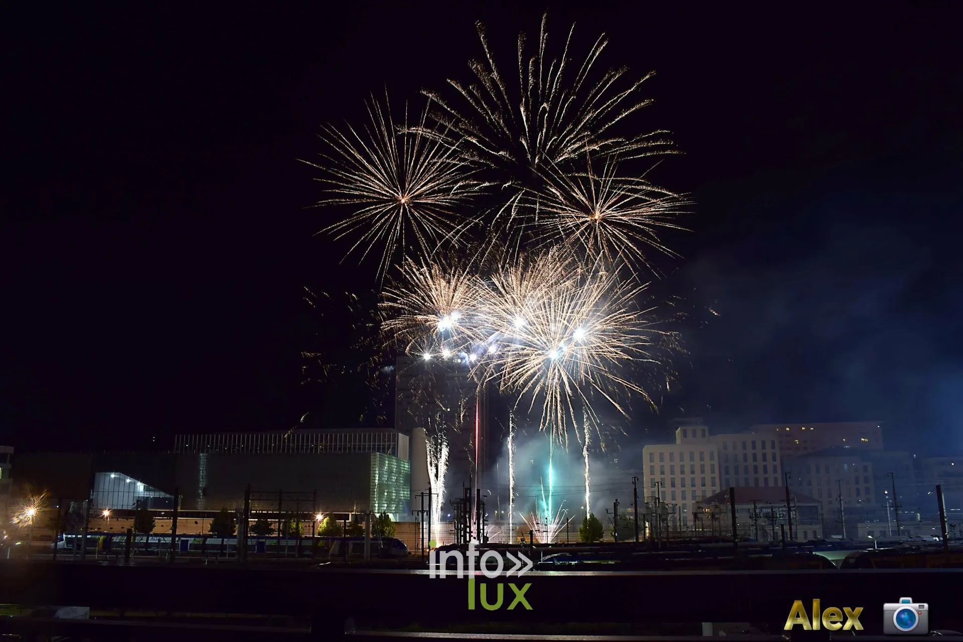 Bouquet final de feu d'artifice avec fusees jaunes et vertes