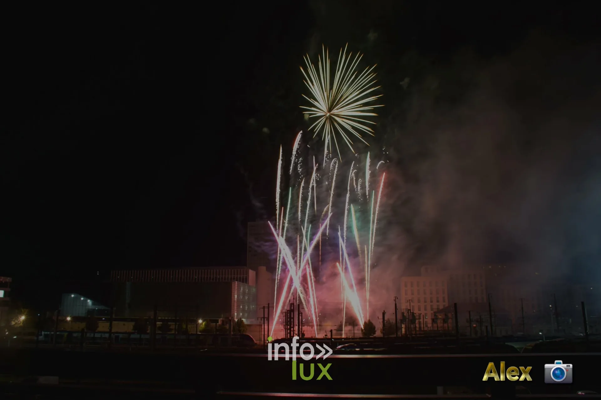Gerbes de feu d'artifice vertes et blanches dans la nuit