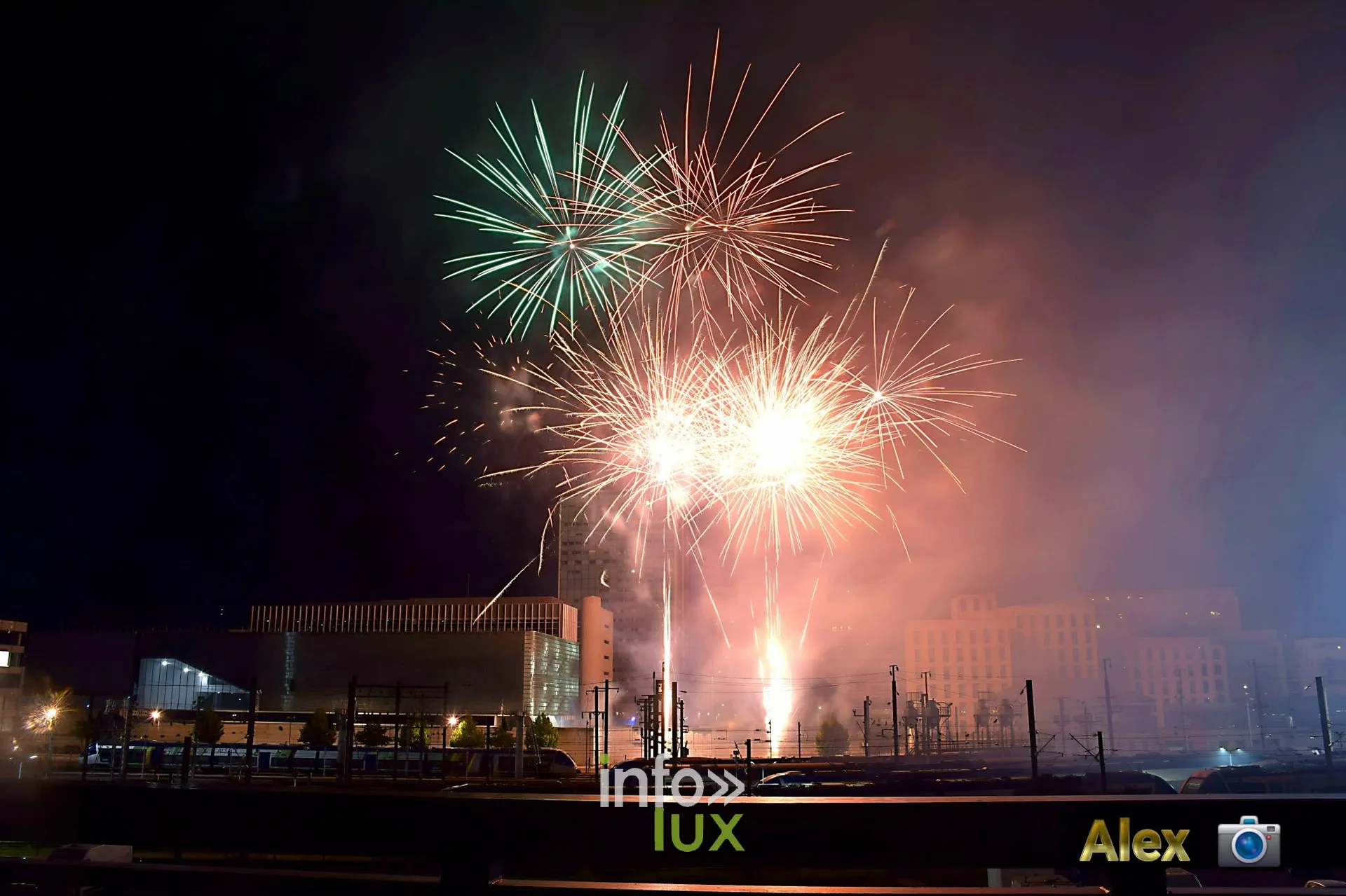 Feu d'artifice doré au-dessus des toits d'une ville