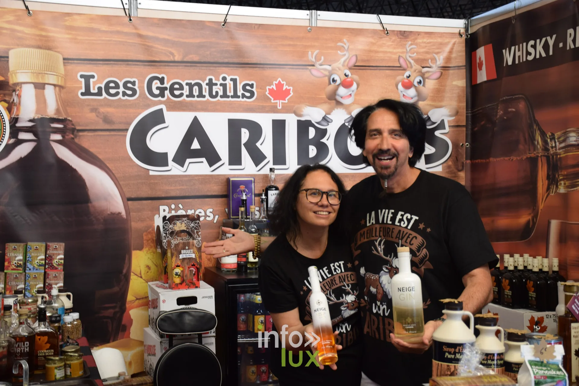 Deux exposants souriants sur le stand Les Gentils Caribous a la Foire Expo de Nancy