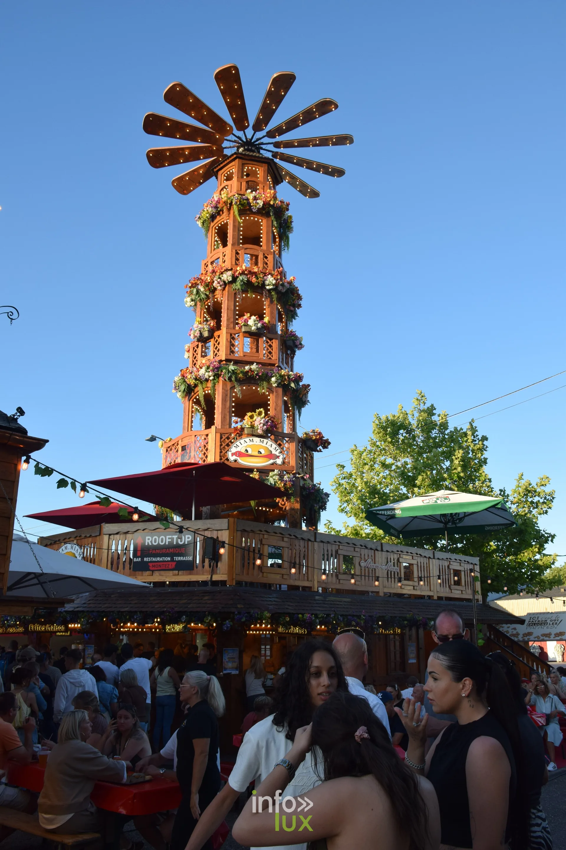 Tour de manege et public sur l'esplanade de la Foire Expo de Nancy