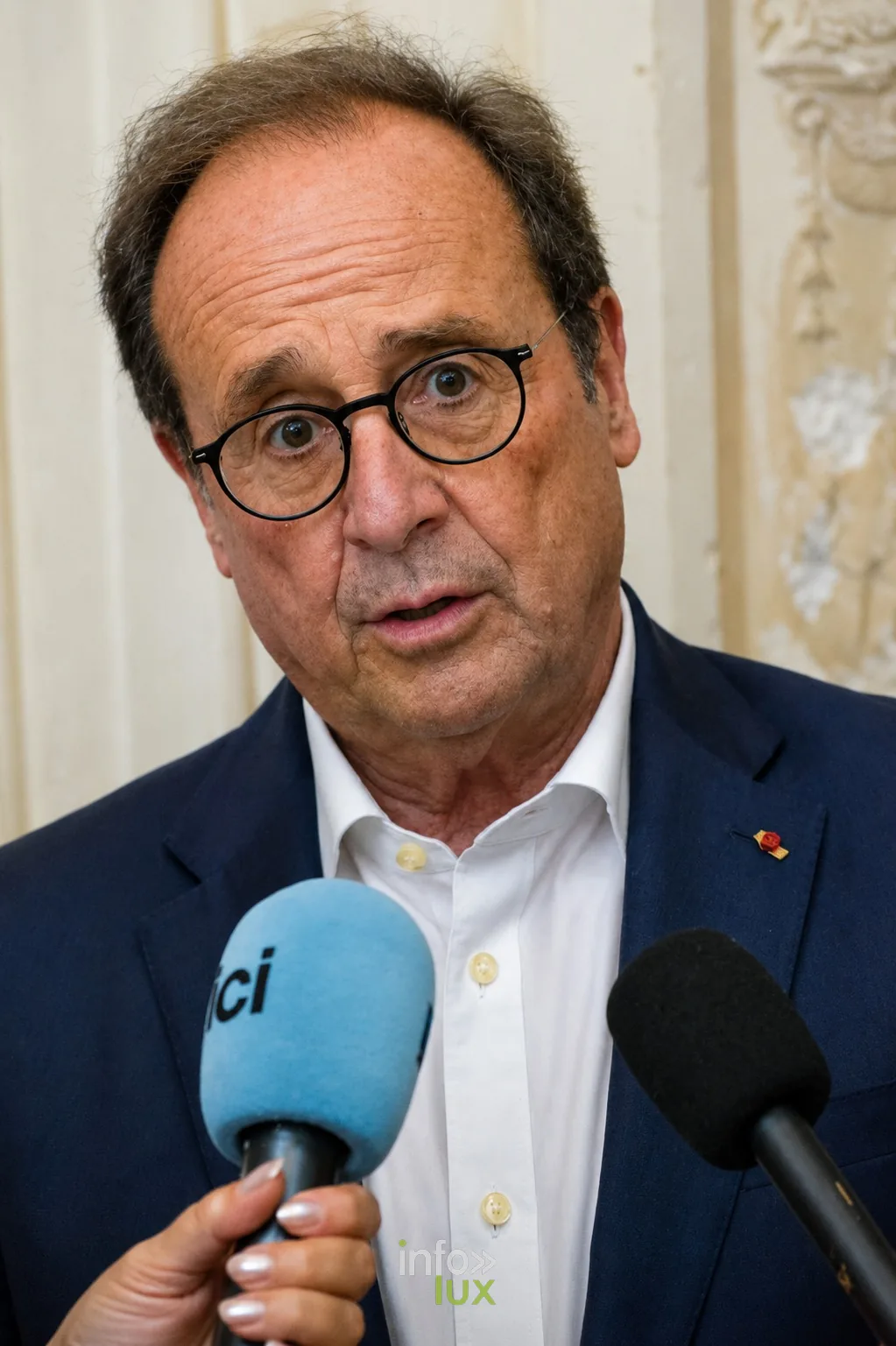 Francois Hollande repondant aux micros des journalistes au Salon du livre de Toul