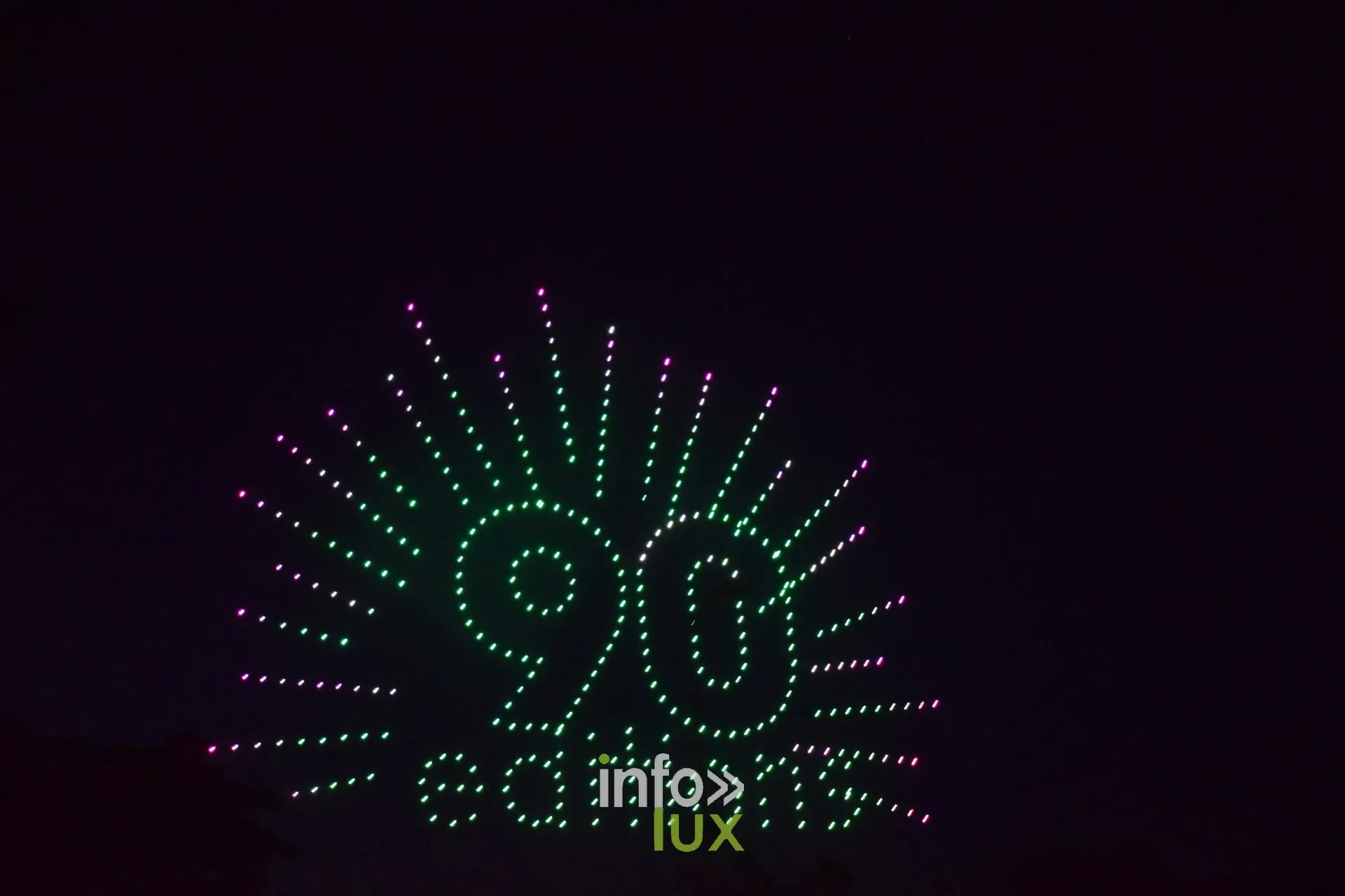 Drones lumineux formant 90e edition dans le ciel de Nancy