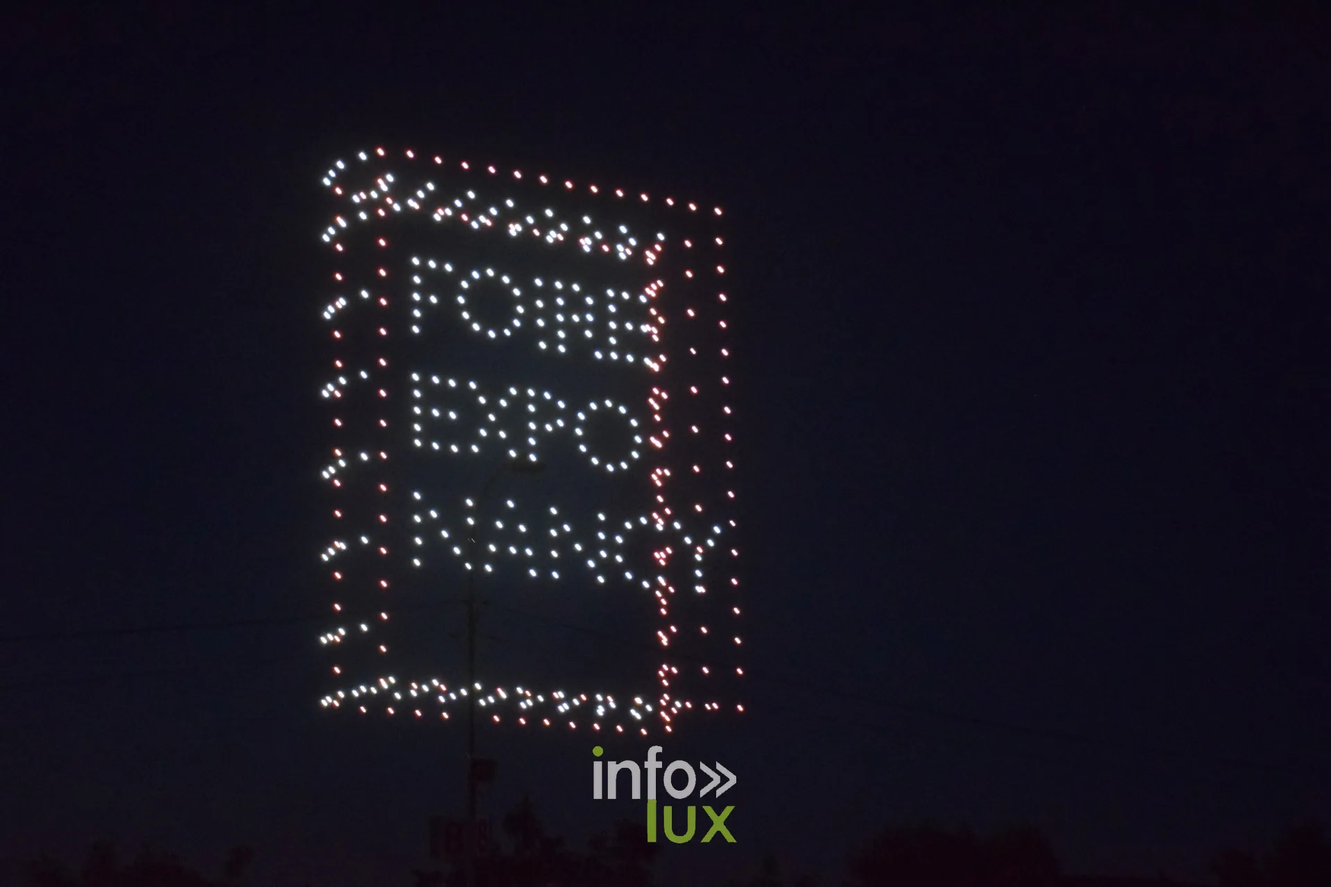 Drones lumineux formant les mots Foire Expo Nancy dans le ciel nocturne