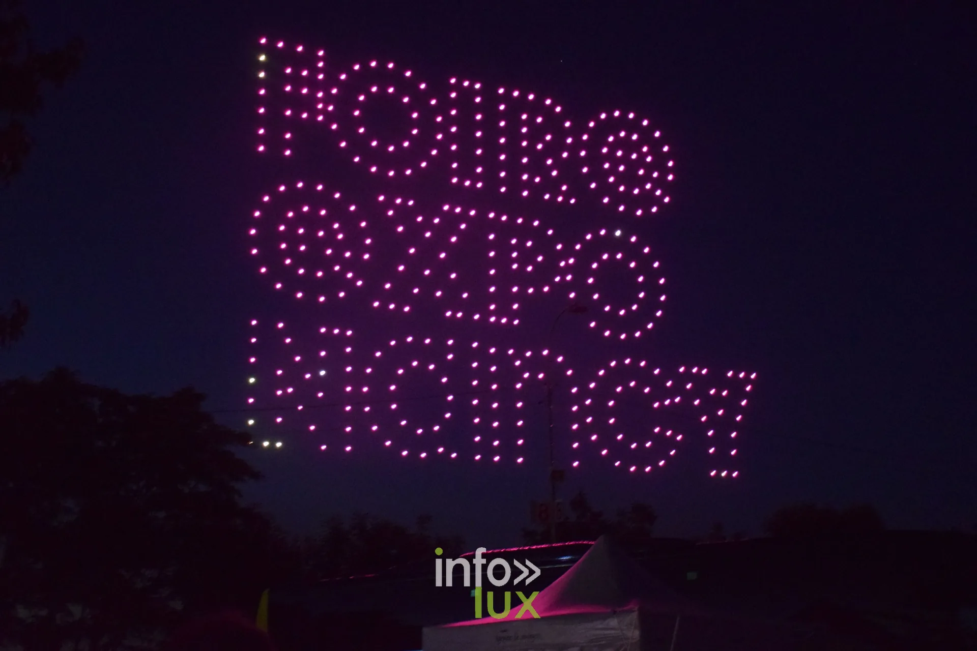 Drones lumineux roses formant Foire Expo Nancy dans le ciel