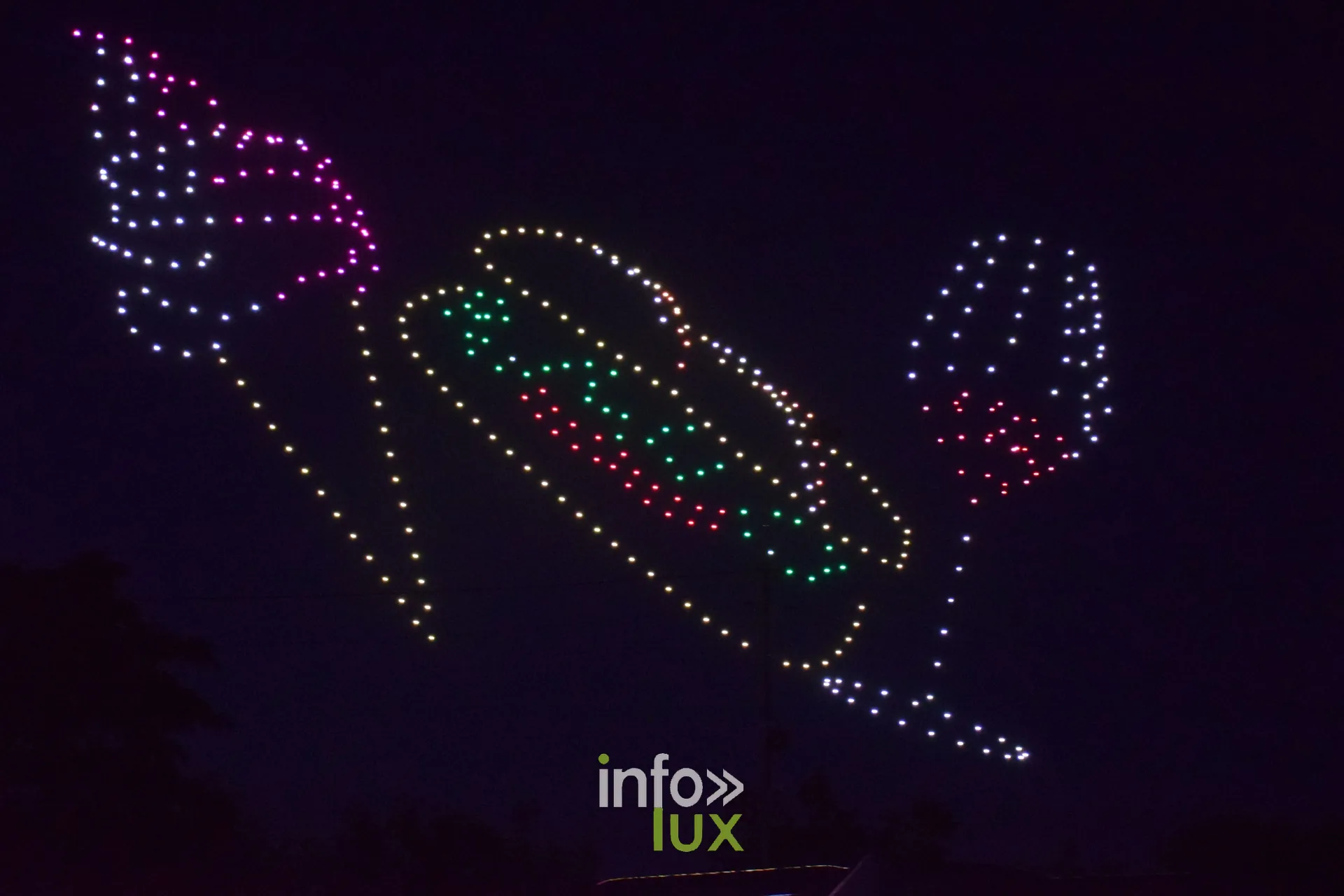 Drones lumineux dessinant des verres et une coupe dans le ciel