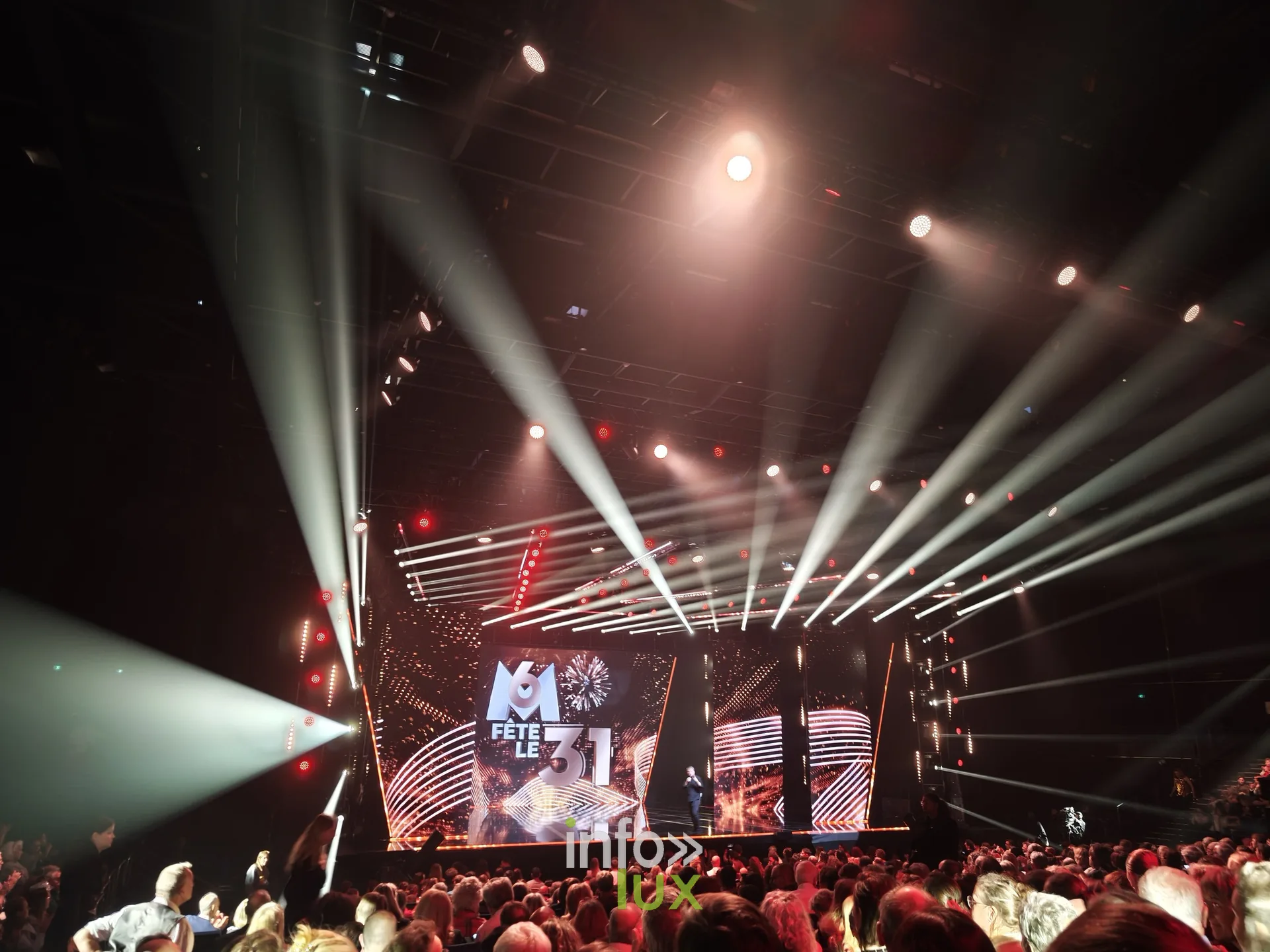 Salle de concert bondee avec faisceaux lumineux sur scene au Zenith de Nancy