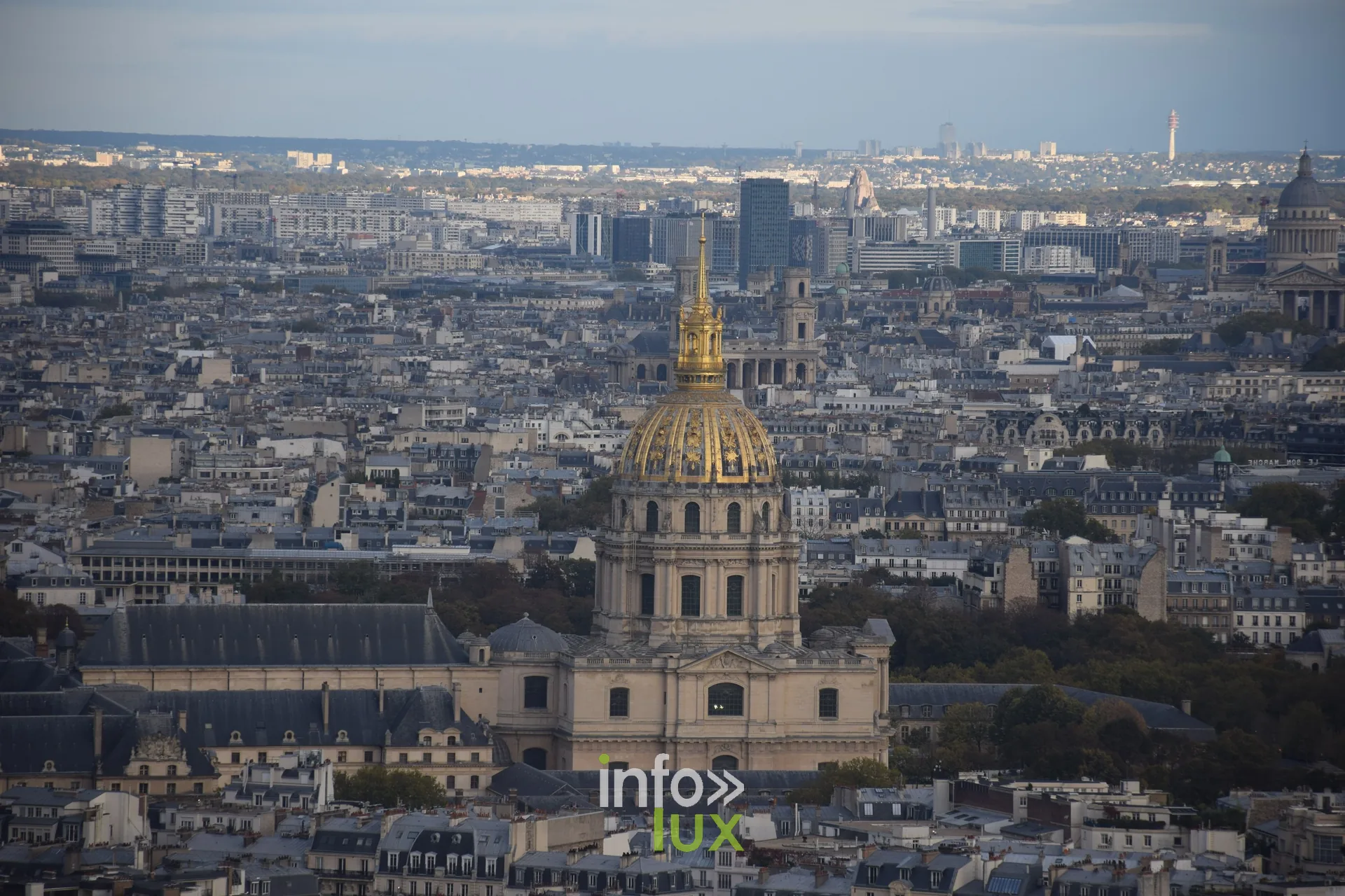 Vue aerienne de Paris avec le dome dore des Invalides
