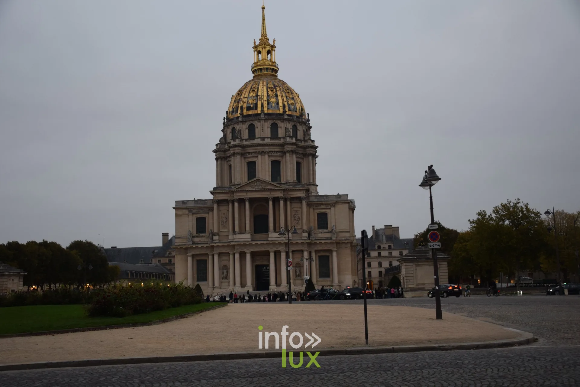 Facade et dome de l'hotel des Invalides a Paris